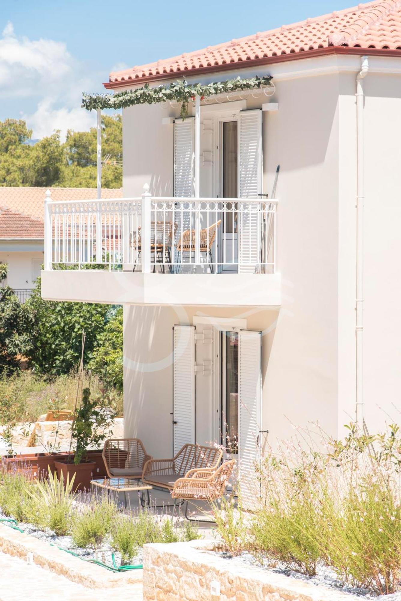 8 Homes Apartment Katomerion